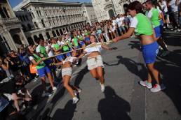 immagine tratta dal Limbo FlashMob per VeraTour in Piazza Duomo a Milano