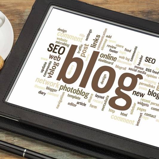 blogging contenuti strategia marketing parole chiave su tablet