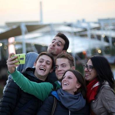 cinque giovani si scattano un selfie