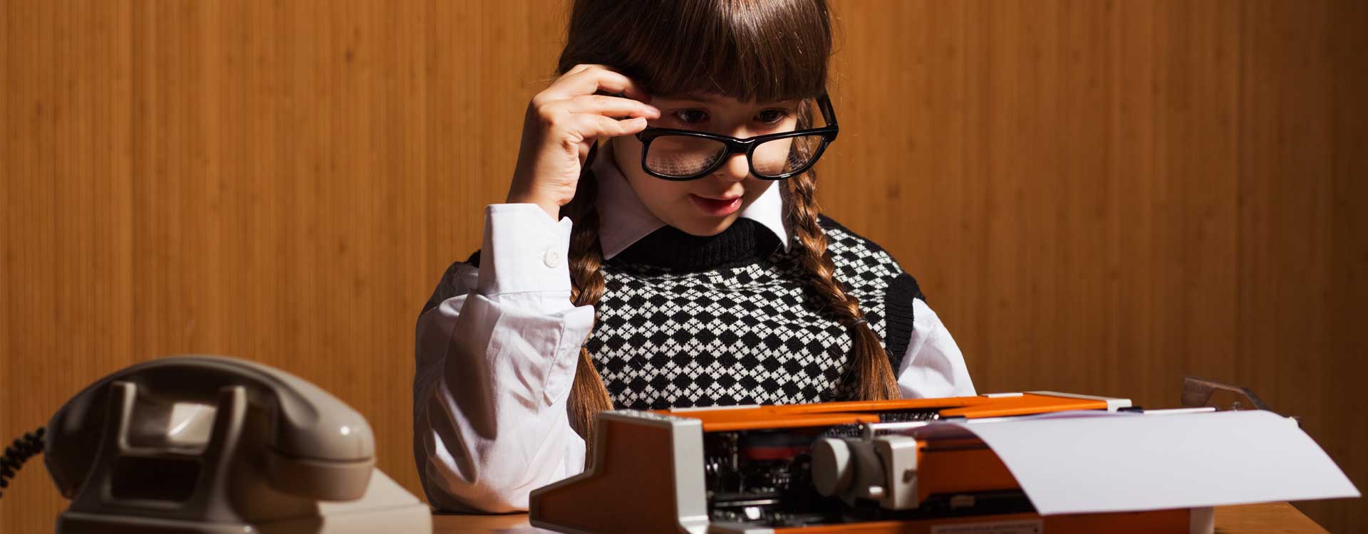 nell'immagine una bambina intenta a scrivere a macchina: concept per il blog di Creativi Digitali