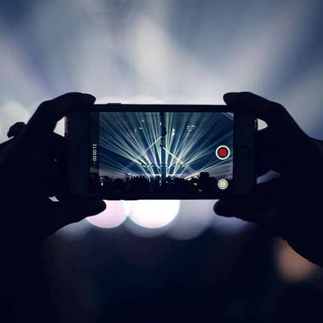 nell'immagine uno smartphone inquadra un palco: concept trend 2017 video marketing