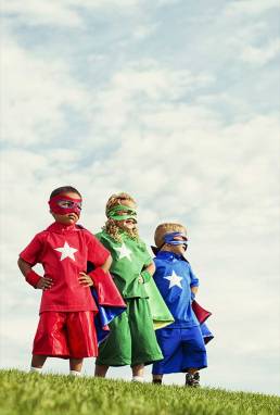 tre bambini vestiti da supereroi: concept per la sezione lavora con noi - Creativi Digitali