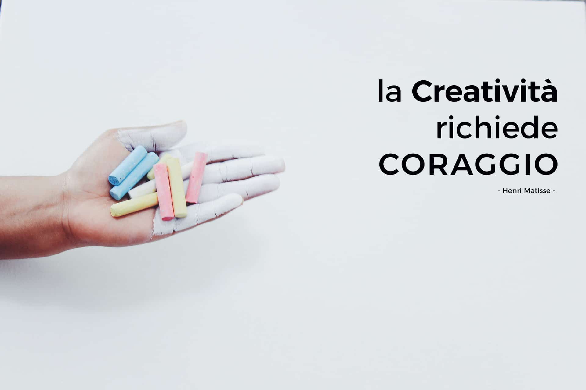 Crowdfunding e Social Network - immagine di una mano che tiene nel palmo gessetti colorati e la frase di Henri Matisse 