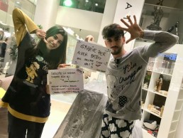 Live Social: Giada e Jonathan ringraziano tramite cartelli i passanti di Corso Italia ad Arezzo che, durante una prova per aggiudicarsi un prodotto DaunenStep, hanno fatto un selfie con loro.