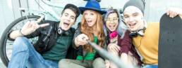 Giovani e Social Network: gruppo di adolescenti si scatta un selfie