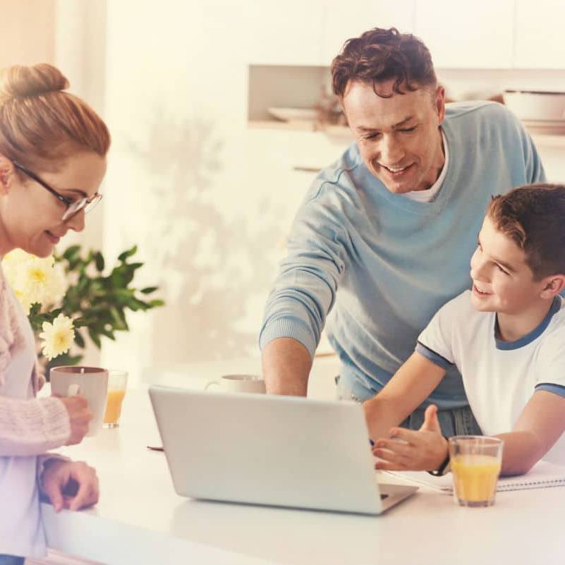 Guida Instagram per genitori social: nell'immagine una mamma e un papà parlano con il proprio figlio davanti ad un laptop