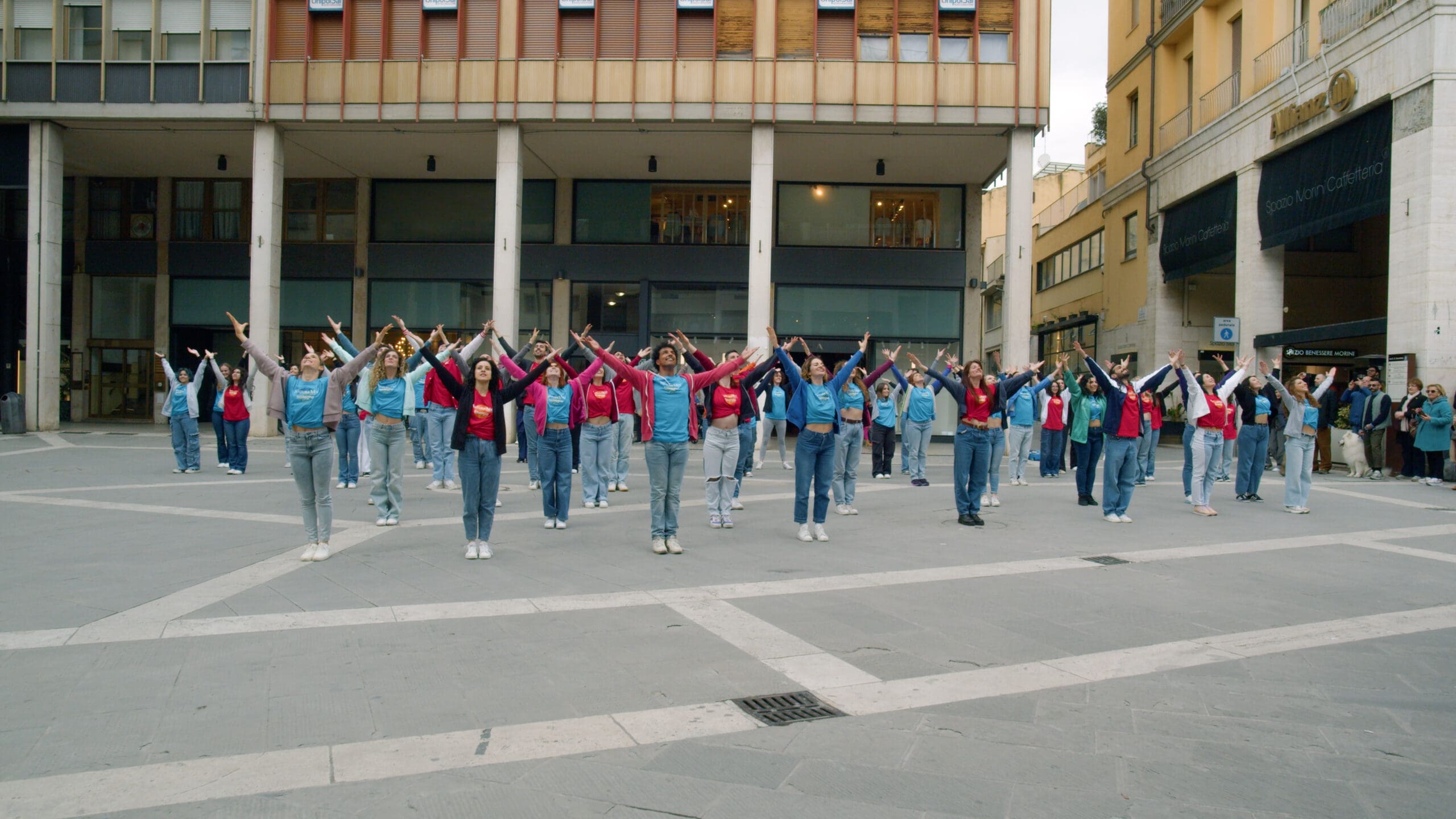 Un momento del flashmob a cura di Creativi Digitali per Aboca ad Arezzo.