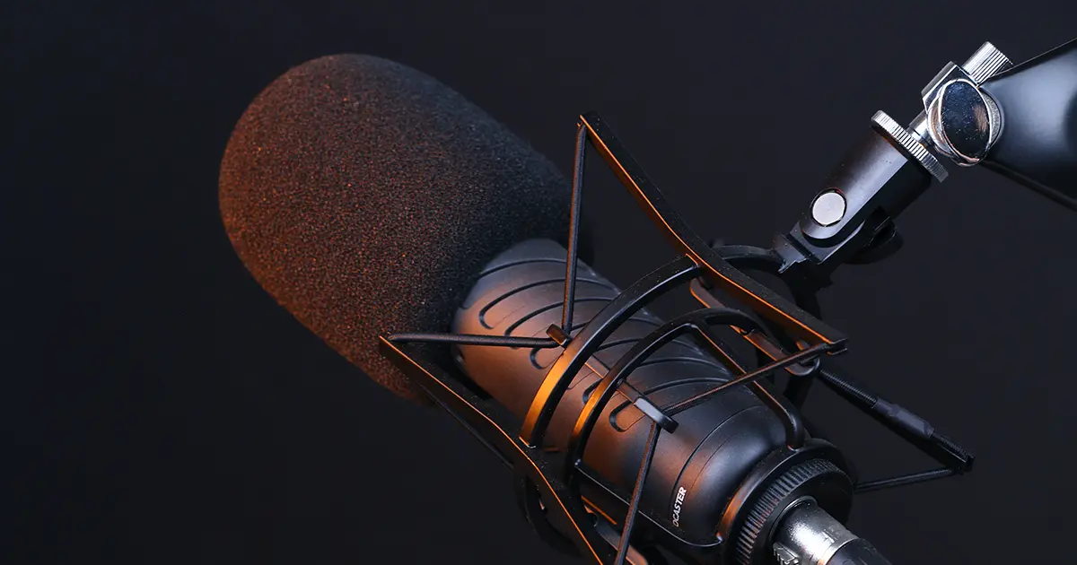 Concept per podcasting marketing: nell'immagine close up di un microfono - Creativi Digitali