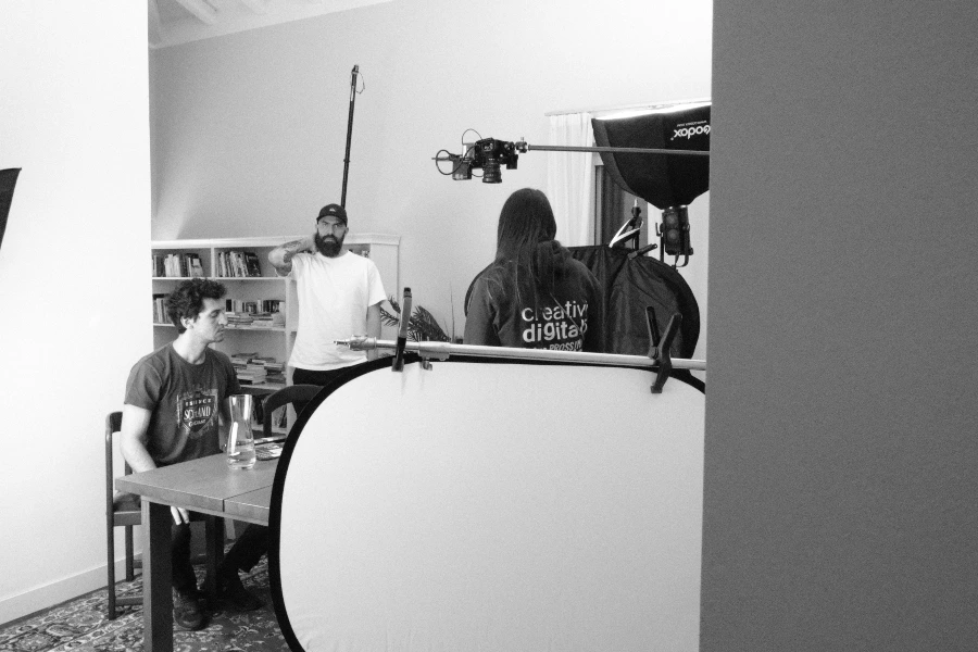 Backstage spot pubblicitario Excelsa ''Your Life, Your Style'': momento di confronto sul set