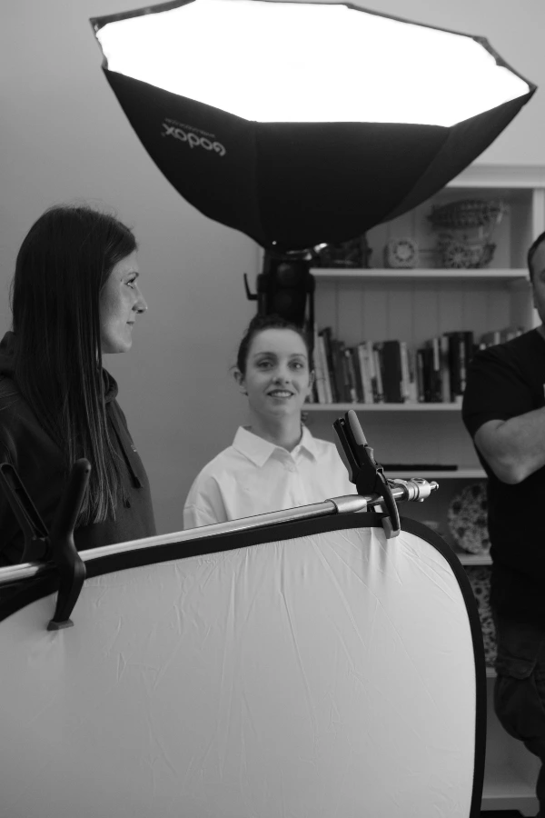 Backstage spot pubblicitario Excelsa ''Your Life, Your Style'': Beatrice Taccioli e una delle attrici durante una pausa sul set