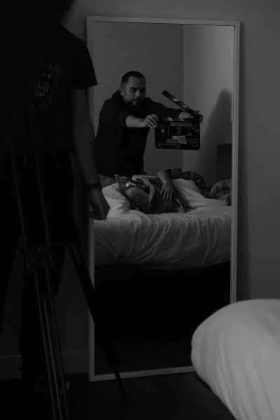 Backstage spot pubblicitario Excelsa ''Your Life, Your Style'': il ciak durante la scena del risveglio