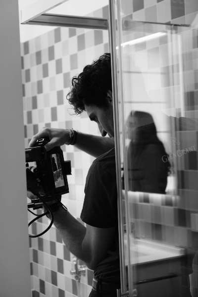 Backstage spot pubblicitario Excelsa ''Your Life, Your Style'': close up su operatore che scatta una foto dall'interno di una doccia