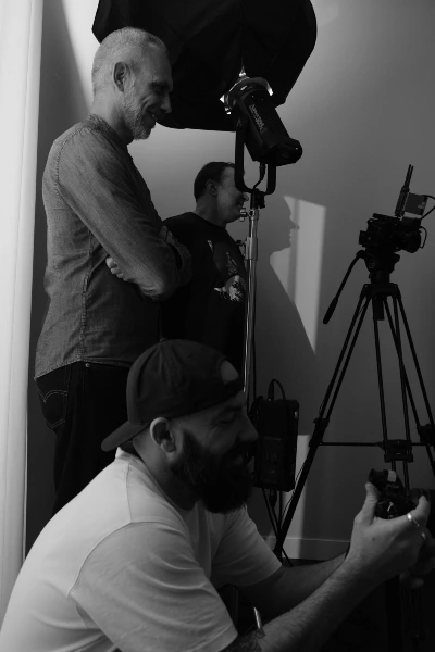 Backstage spot pubblicitario Excelsa ''Your Life, Your Style'': particolare sulle espressioni felici della troupe durante le riprese