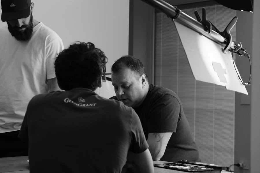 Backstage spot pubblicitario Excelsa ''Your Life, Your Style'': momento di confronto sul set