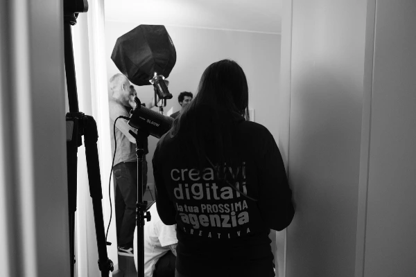 Backstage spot pubblicitario Excelsa ''Your Life, Your Style'': momento di confronto sul set