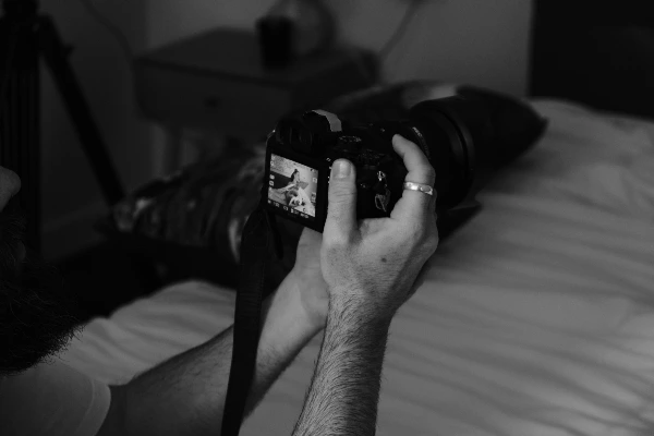 Backstage spot pubblicitario Excelsa ''Your Life, Your Style'': close up su fotocamera durante uno scatto