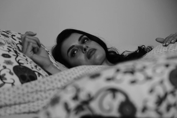 Backstage spot pubblicitario Excelsa ''Your Life, Your Style'': attrice durante la scena del risveglio