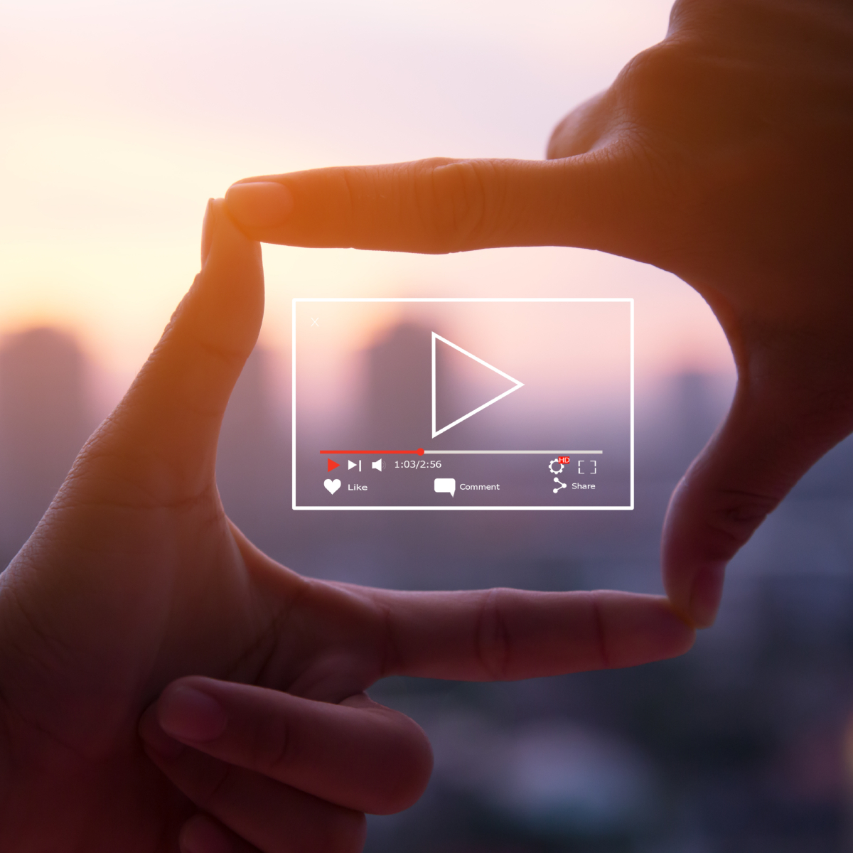 1 Concept per tipologia di post social foto o video: close up su dita che formano lo schermo di una macchina fotografica e al centro il simbolo ''play''