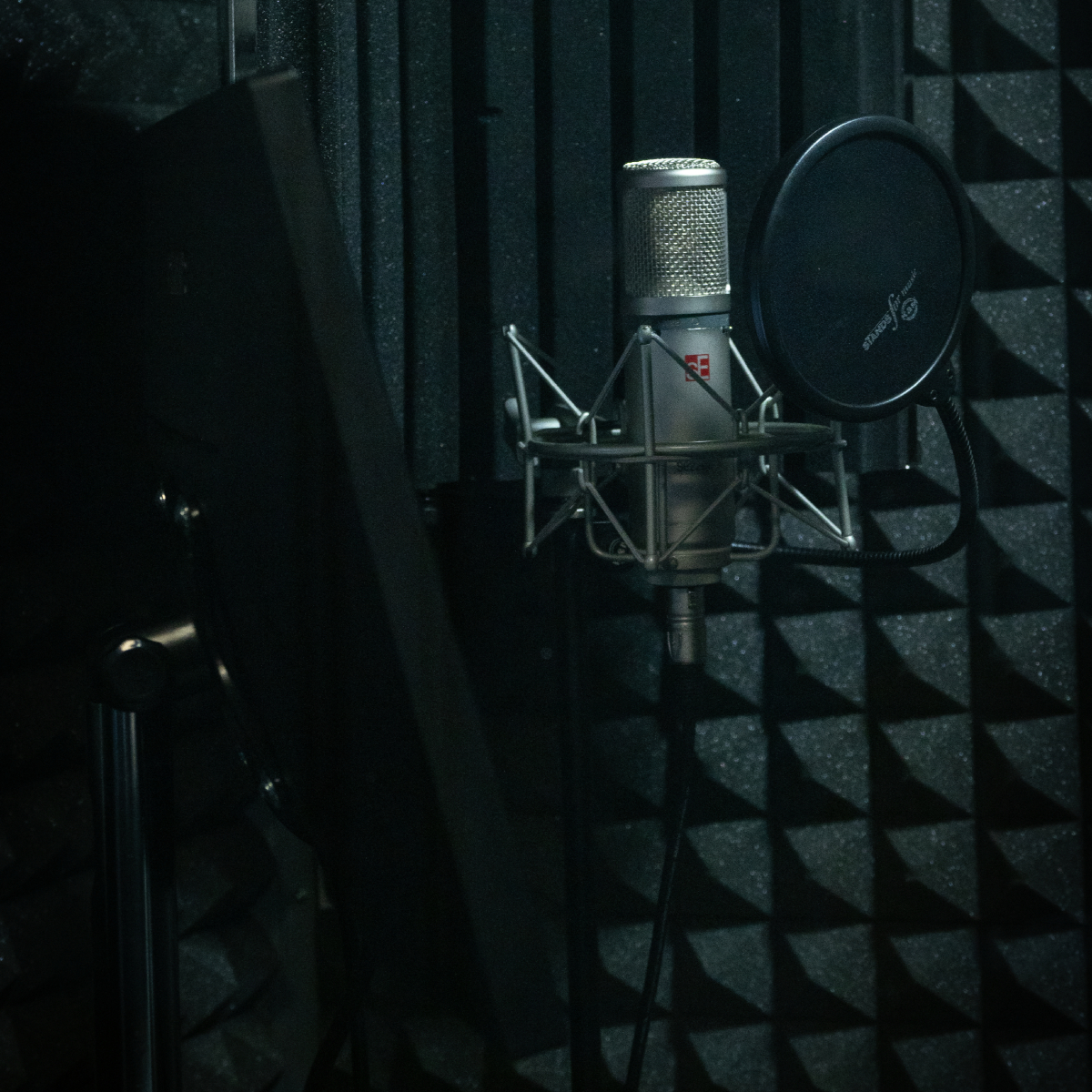 Produzioni audio: un dettaglio della cabina di registrazione di Creativi Digitali